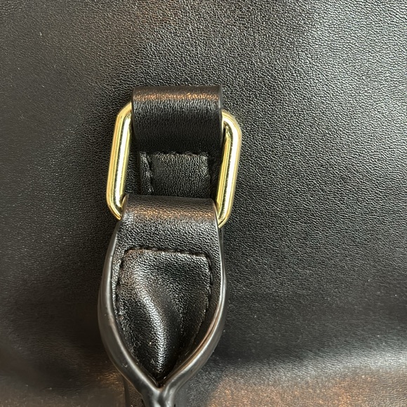 Cheetah print and faux leather handbag with shoulder bag option. - Picture 9 of 11